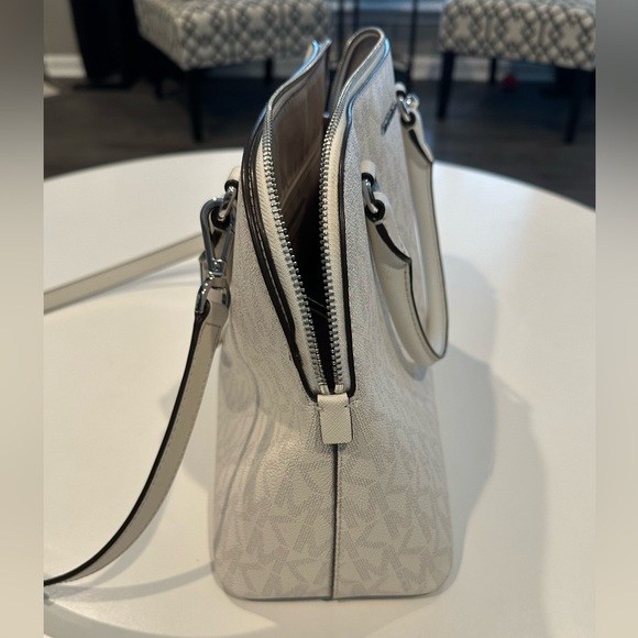 Like new Michael kors Cindy large dome satchel - Picture 5 of 9